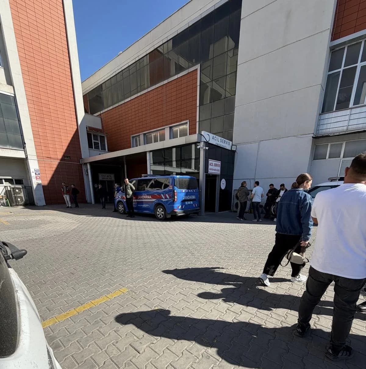Manisa’nın Akhisar ilçesinde eşi tarafından bıçakla yaralanan 30 yaşındaki kadın kaldırıldığı hastanede hayatını kaybett