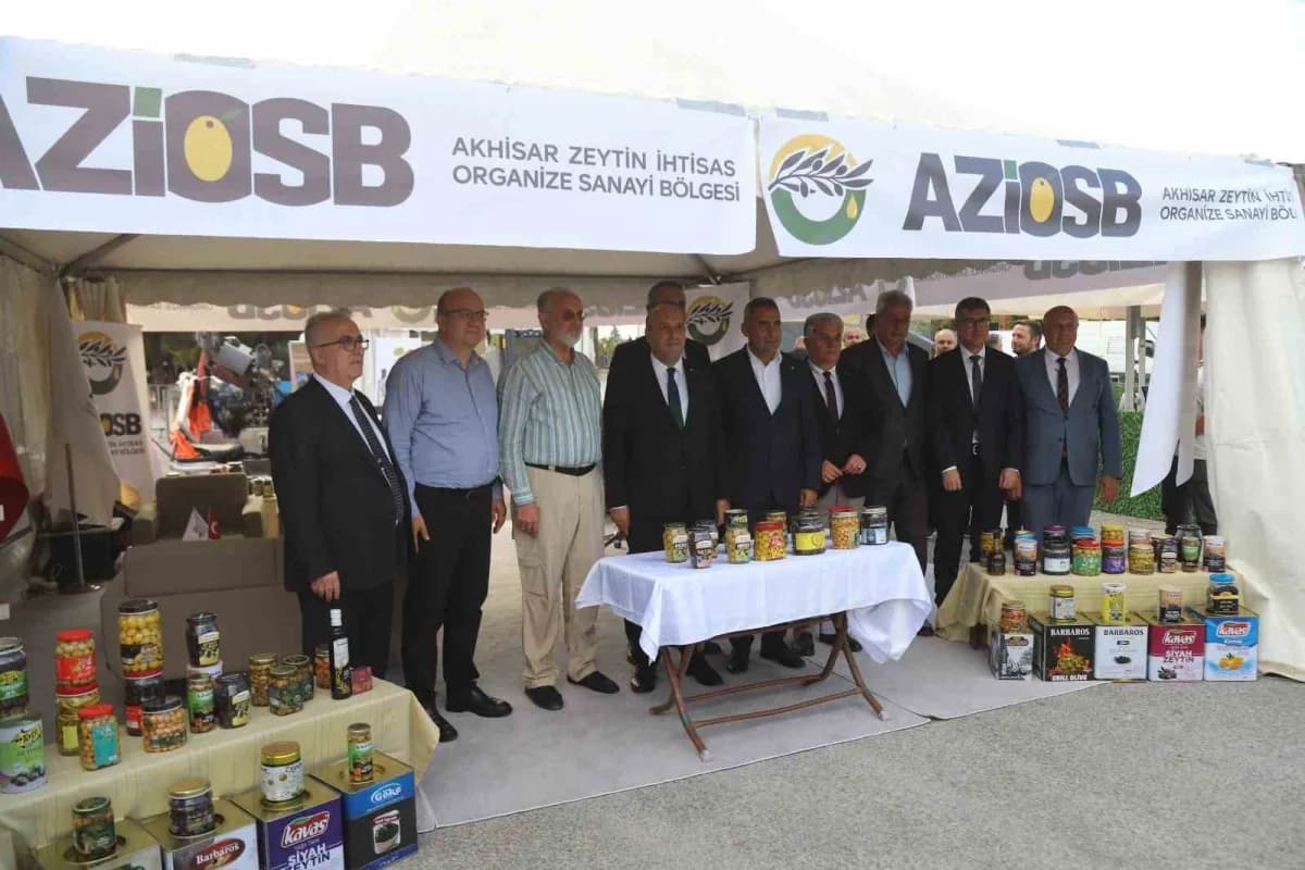 Akhisar’da düzenlenen Tarım ve Zeytincilik Fuarı’nda tarım makineleri ve zeytin üretim teknolojileri sergileniyor