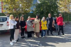 Balıkesir Ali Hikmet Paşa İlkokulu önünde toplanan veliler akran zorbalığı iddialarına tepki gösteriyor