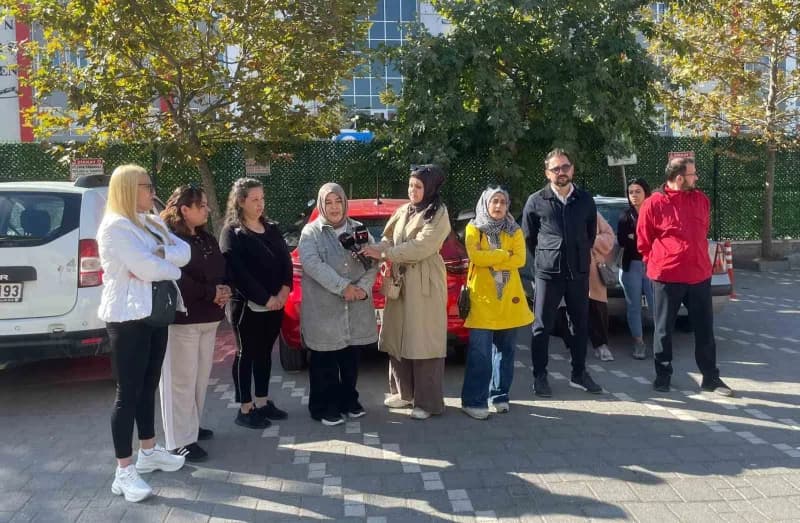 Balıkesir Ali Hikmet Paşa İlkokulu önünde toplanan veliler akran zorbalığı iddialarına tepki gösteriyor