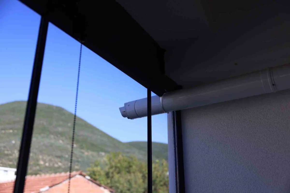Kombi ve baca sistemlerinin kış öncesi bakımı için kontrol edilen doğal gaz tesisatı