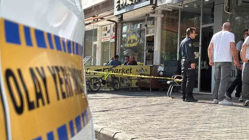 Aksaray'da 7 katlı binanın 5. Katındaki dairenin balkonundan düşen 49 yaşındaki adam ağır yaralandı.