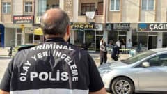Aksaray’da 5. kat balkonundan düşen kişinin olay yerinde sağlık ekipleri tarafından müdahalesi