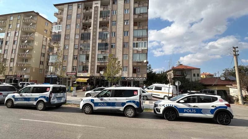 Aksaray'da 7 katlı binanın 5. Katındaki dairenin balkonundan düşen 49 yaşındaki adam ağır yaralandı.