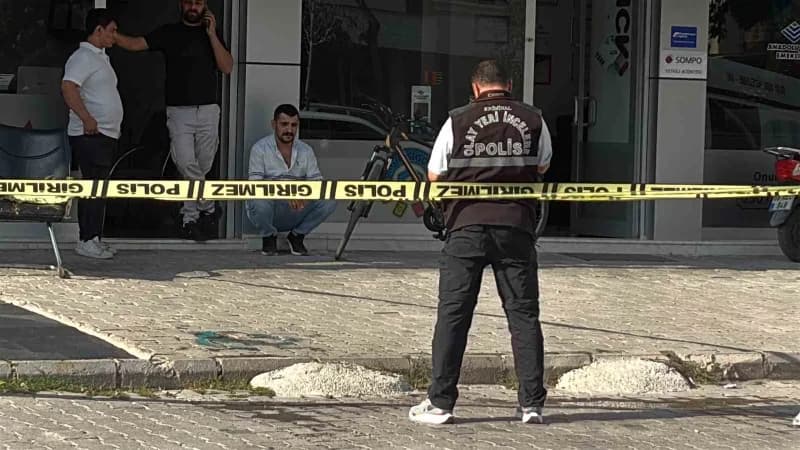 Aksaray'da 7 katlı binanın 5. Katındaki dairenin balkonundan düşen 49 yaşındaki adam ağır yaralandı.