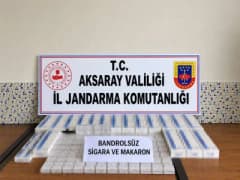 Aksaray’da jandarma ekipleri kaçak sigara ve tütün operasyonu sırasında ele geçirilen malzemeleri inceliyor