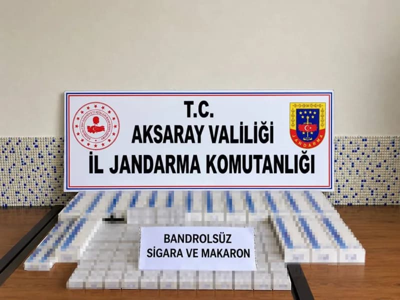 Aksaray’da jandarma ekipleri kaçak sigara ve tütün operasyonu sırasında ele geçirilen malzemeleri inceliyor