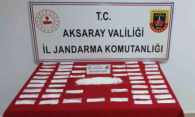 Aksaray'da jandarma ekipleri uyuşturucu operasyonu sırasında ele geçirilen maddeleri inceliyor