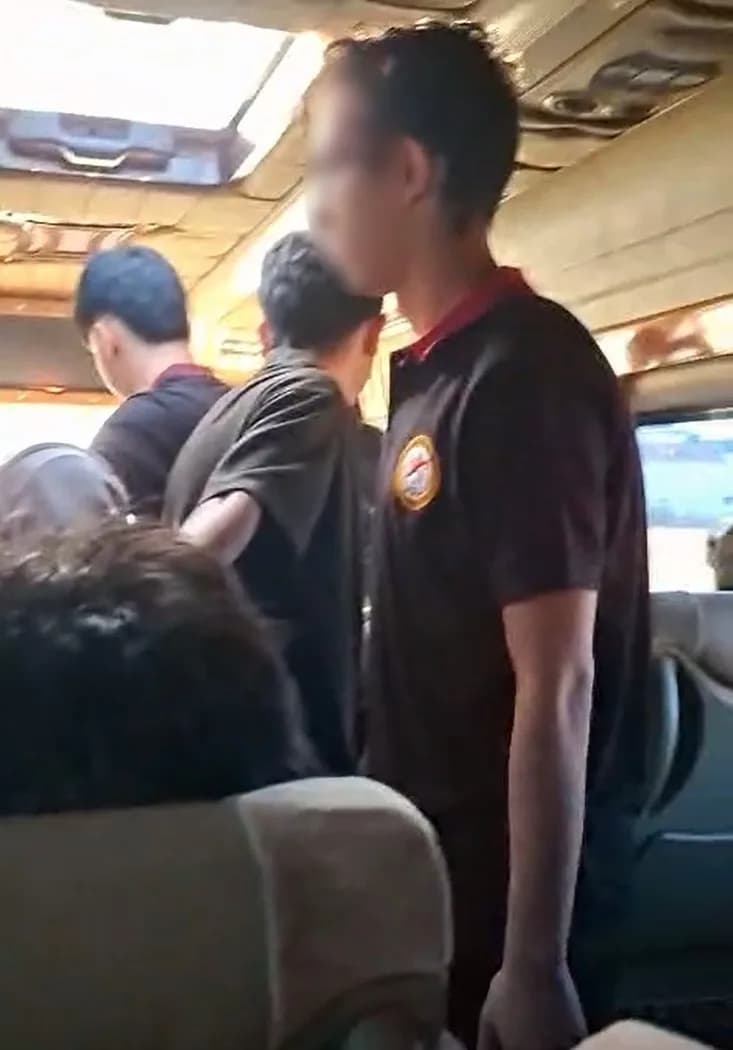 Aksaray'da lise öğrencilerini okula götüren ve fazla sayıda öğrenci alarak ulaşım sağlamaya çalışan öğrenci servis minib
