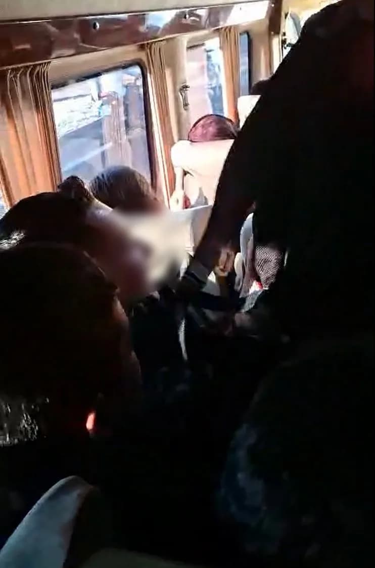 Aksaray'da lise öğrencilerini okula götüren ve fazla sayıda öğrenci alarak ulaşım sağlamaya çalışan öğrenci servis minib