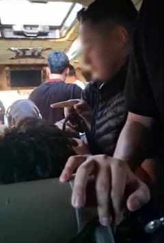 Aksaray'da öğrenci servis minibüsünde aşırı yolcu taşınması nedeniyle öğrencilerin kalabalık içinde seyahat etmesi