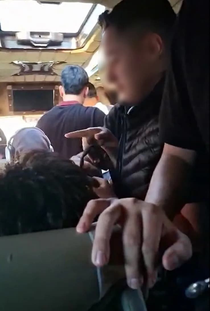 Aksaray'da öğrenci servis minibüsünde aşırı yolcu taşınması nedeniyle öğrencilerin kalabalık içinde seyahat etmesi