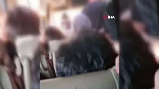 Aksaray'da aşırı yolcu alınmış öğrenci servis minibüsünde öğrenciler birbirlerinin kucağında oturuyor