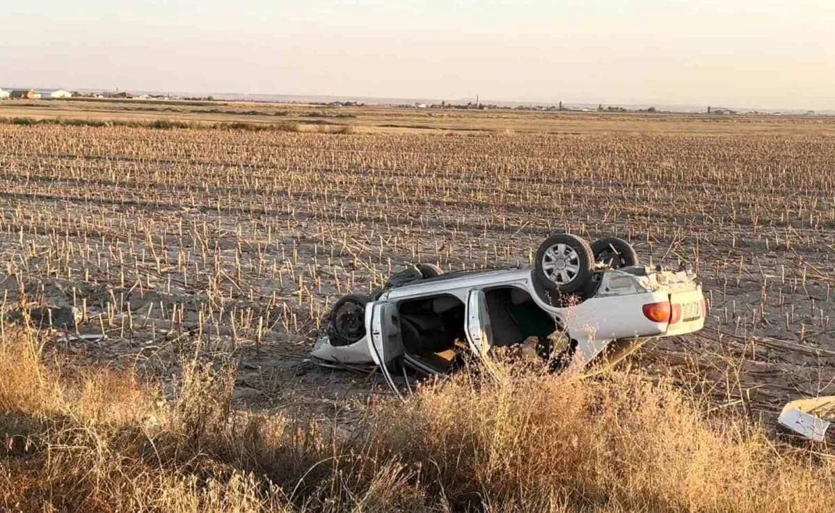 Aksaray’da sürücüsünün direksiyon hakimiyetini kaybettiği otomobil kontrolden çıkarak önce tarlaya düştü sonra takla atı