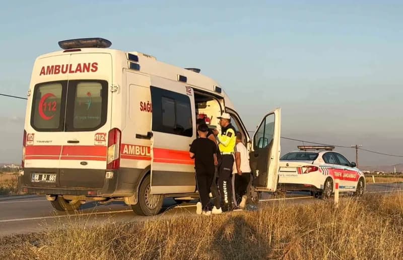 Aksaray’da sürücüsünün direksiyon hakimiyetini kaybettiği otomobil kontrolden çıkarak önce tarlaya düştü sonra takla atı