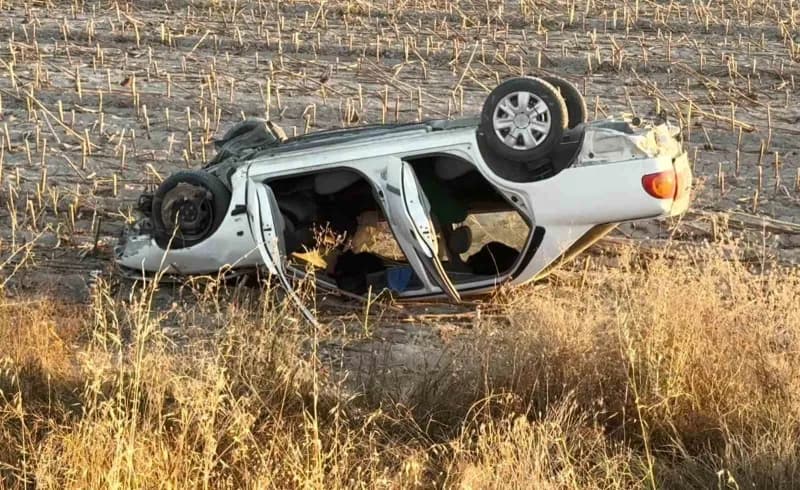Aksaray Yeşilova yolunda tarlaya uçan ve takla atan otomobil kazası sonrası görüntü