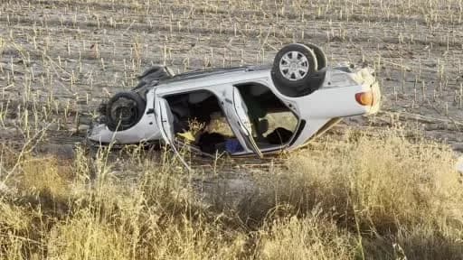 Aksaray Yeşilova yolunda tarlaya uçan ve takla atan otomobil kazası sonrası görüntü
