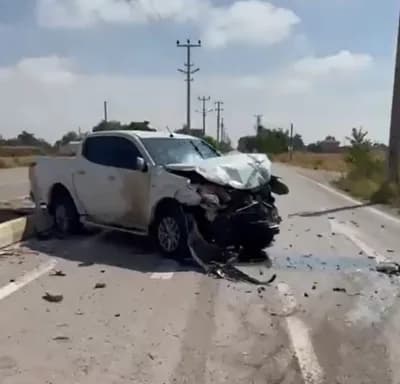 Aksaray-Yeşilova kara yolunda traktör ile pikabın çarpıştığı trafik kazası sonrası olay yeri