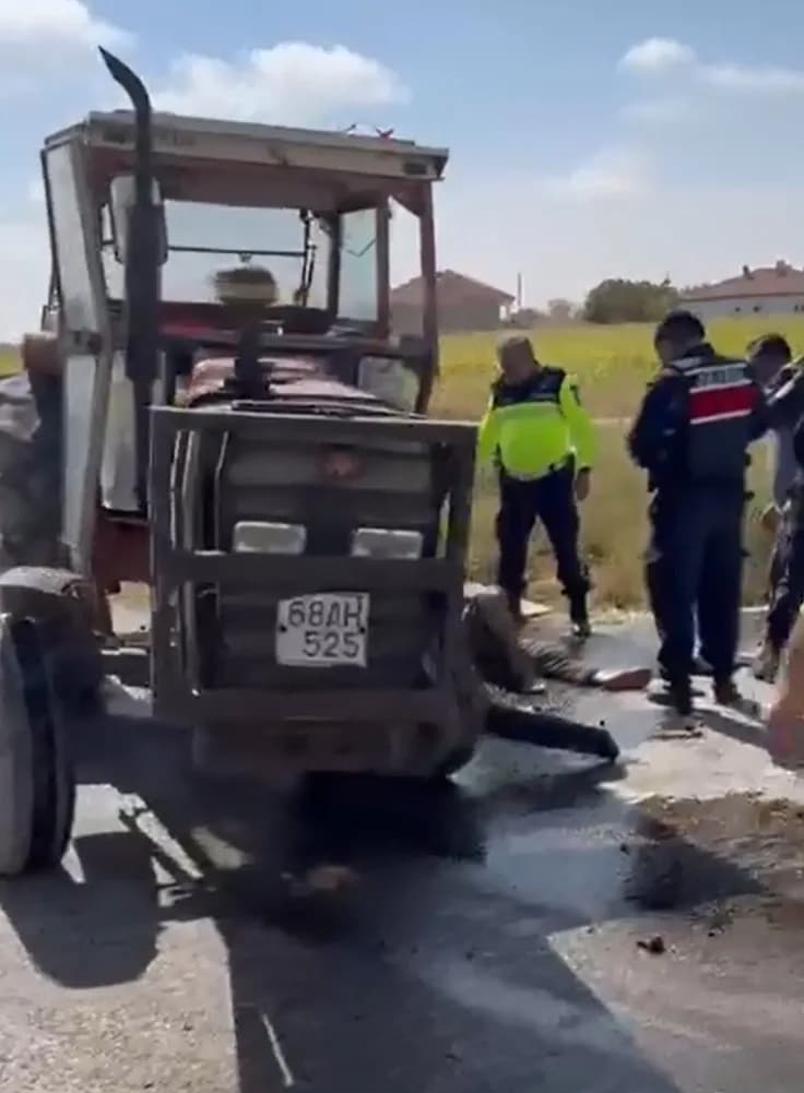 Aksaray’da traktör ile pikabın çarpışması sonucu meydana gelen trafik kazasında 2 kişi yaralandı.
