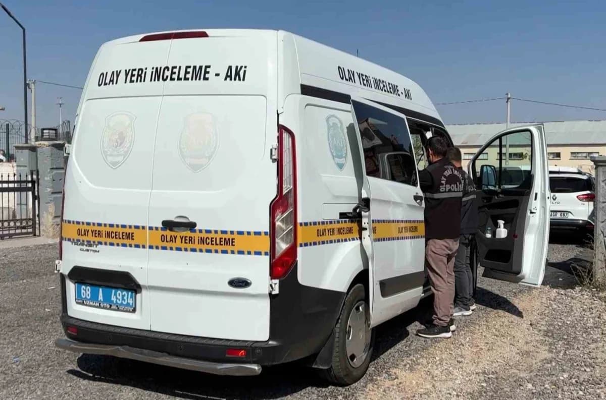 Aksaray’da minibüs durağında şoförler arasında çıkan yolcu kavgasında silahlar ateşlendi. Kavgada sinirlenip kalp krizi