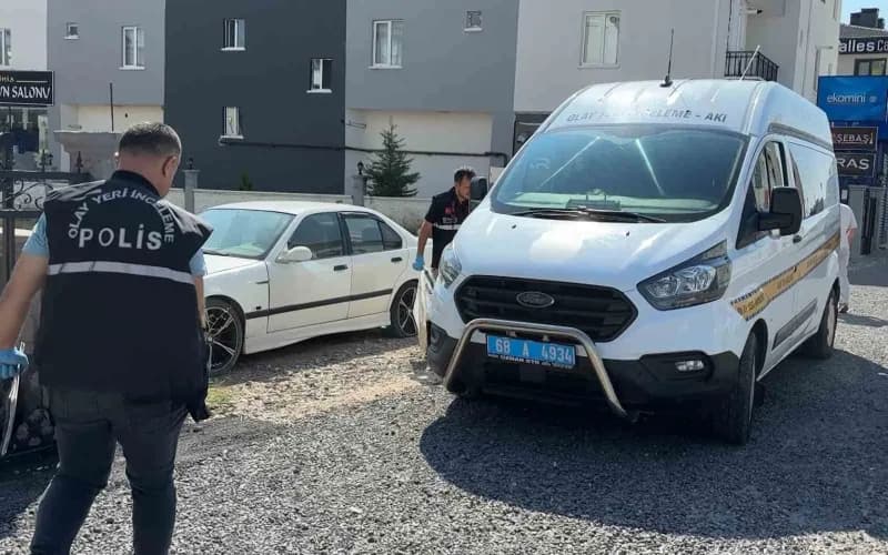 Aksaray'da özel halk otobüsü durağında yolcu alma kavgası sonrası olay yeri