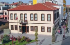 Konya Akşehir’de bulunan Batı Cephesi Karargahı Müzesi’nin dış cephesi ve giriş kapısı