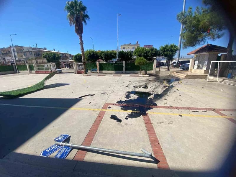 Antalya Aksu’da gece saatlerinde okul bahçesine sürüklenen araç ve yıkılan bahçe duvarı