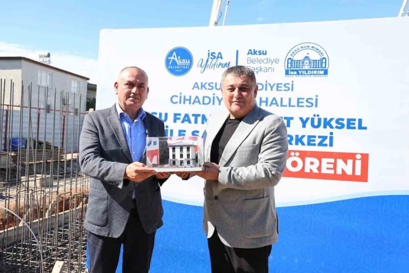 Aksu Belediye Başkanı İsa Yıldırım (Sağda), merkezin ilçeye kazandırılmasına sağladığı katkı dolayısıyla Mehmet Yüksel’e