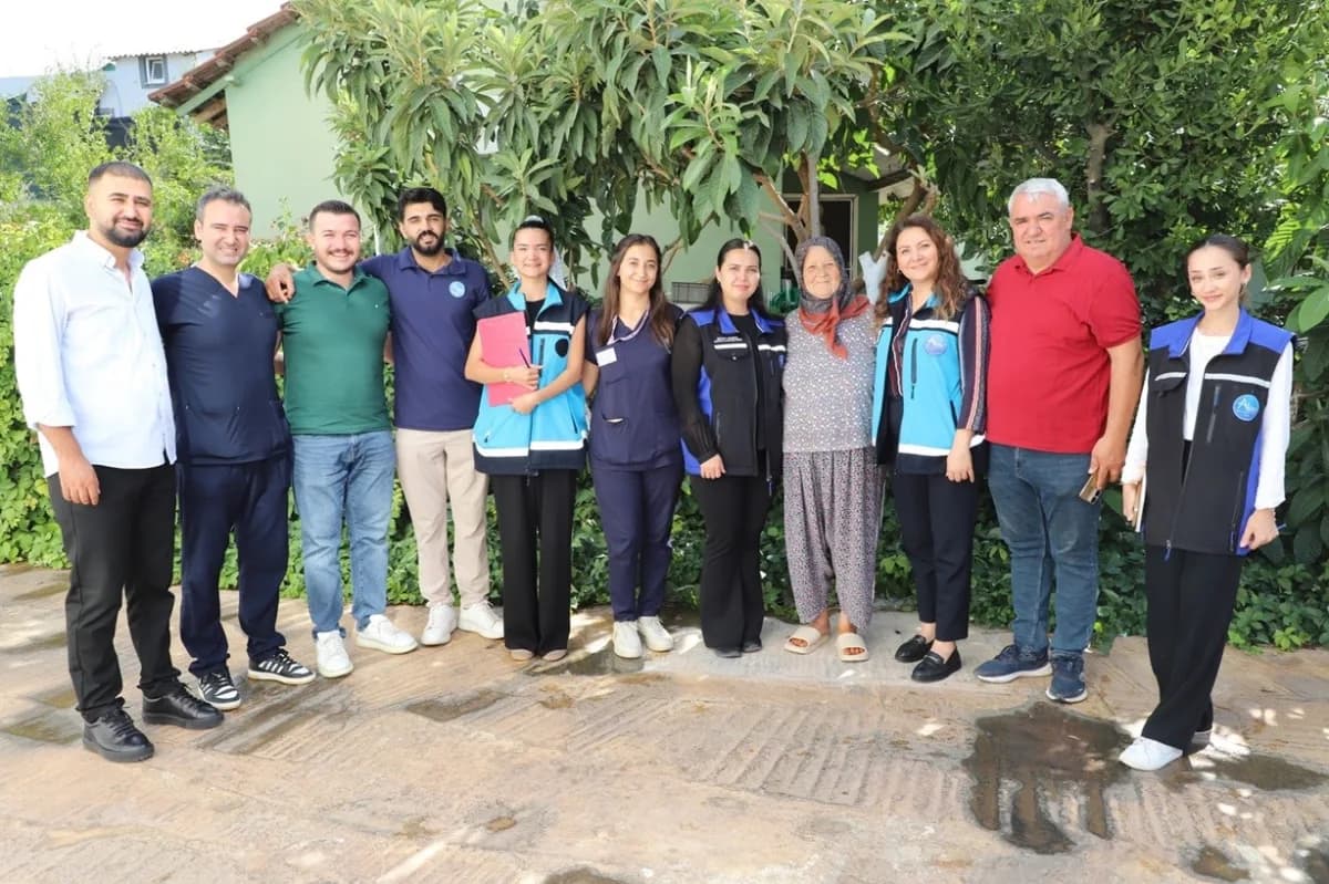 Aksu Belediyesi ekipleri Cihadiye Mahallesi'nde sağlık ve sosyal destek taraması yaparken vatandaşlarla iletişim halinde