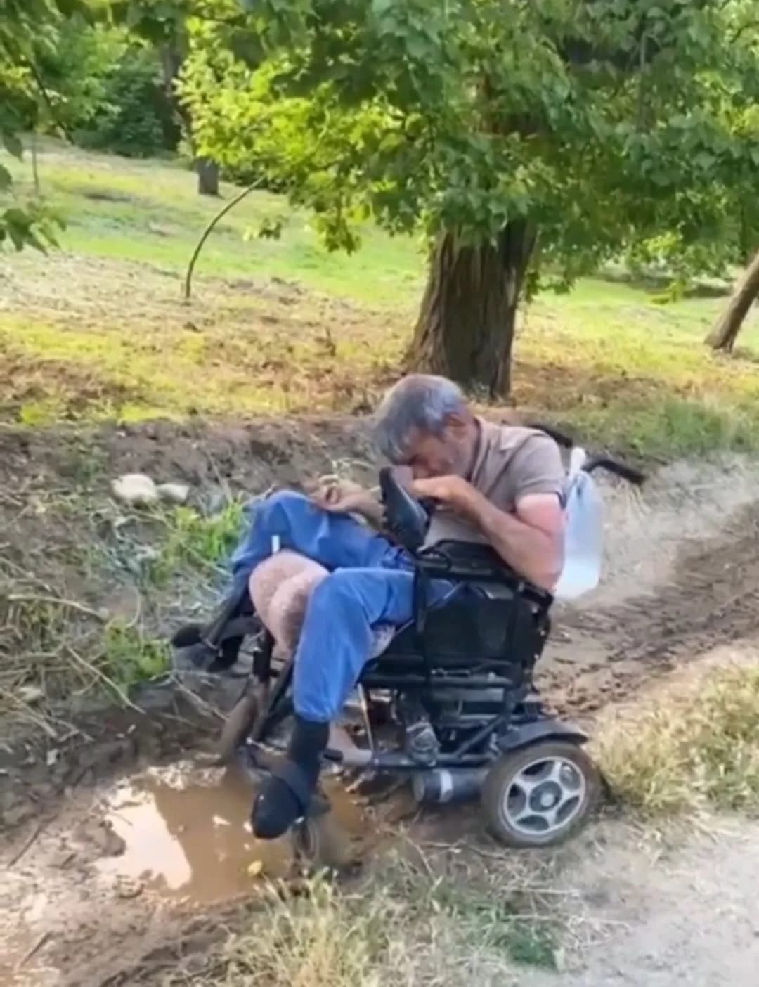 Elazığ’ın Baskil ilçesinde ateş yakılan yerden geçen ve akülü aracı alev alan engelli şahıs, yanarak hayatını kaybetti