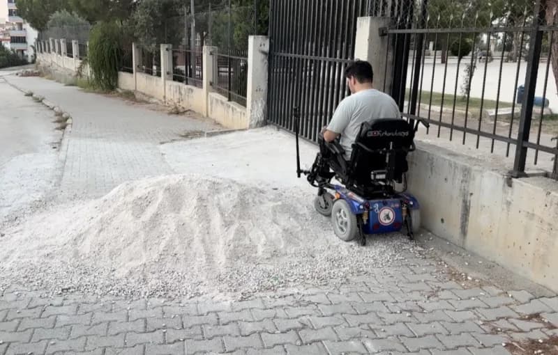 Bir günlüğüne akülü sandalyeye bindi, engelleri yaşayarak gördü