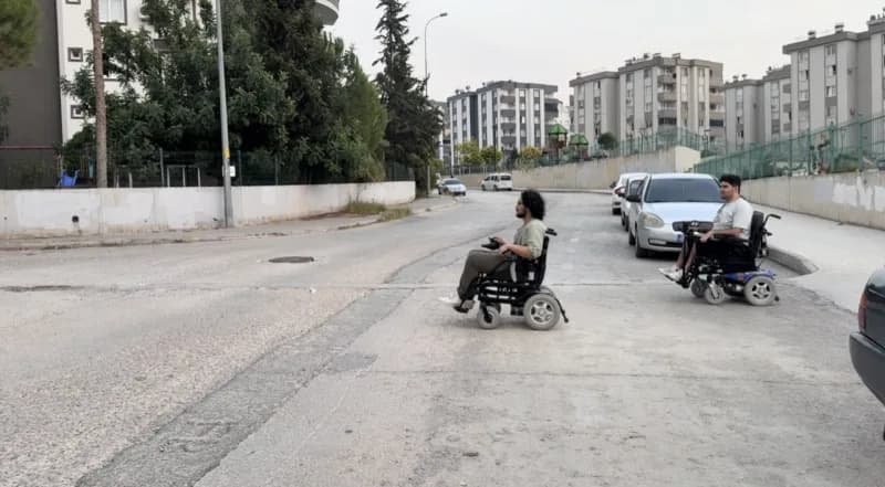 Denizli, bir gün boyunca akülü tekerlekli sandalye kullanarak Furkan ile ilçede gezdi.