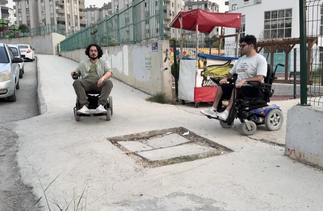 Bir günlüğüne akülü sandalyeye bindi, engelleri yaşayarak gördü