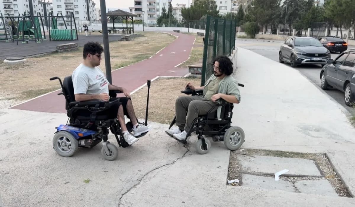 Osmaniye Kadirli'de akülü tekerlekli sandalye kullanan gençler farkındalık için birlikte geziyor