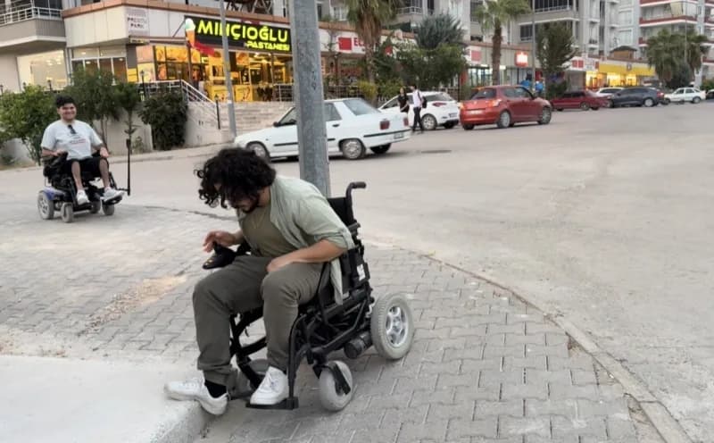Bir günlüğüne akülü sandalyeye bindi, engelleri yaşayarak gördü
