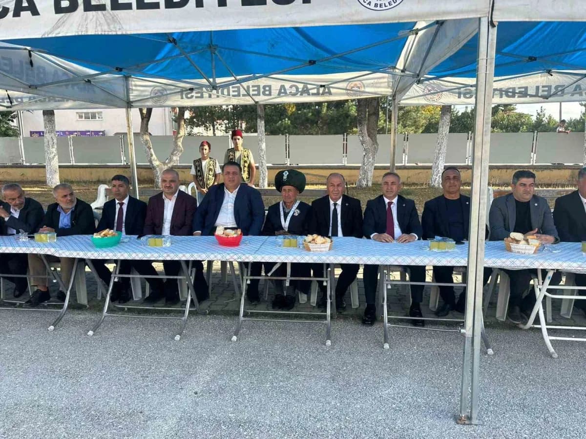 Çorum'un Alaca ilçesinde 39. Ahilik Haftası dolayısıyla düzenlenen törende, yılın ahisine kaftan giydirilirken, çıraklar
