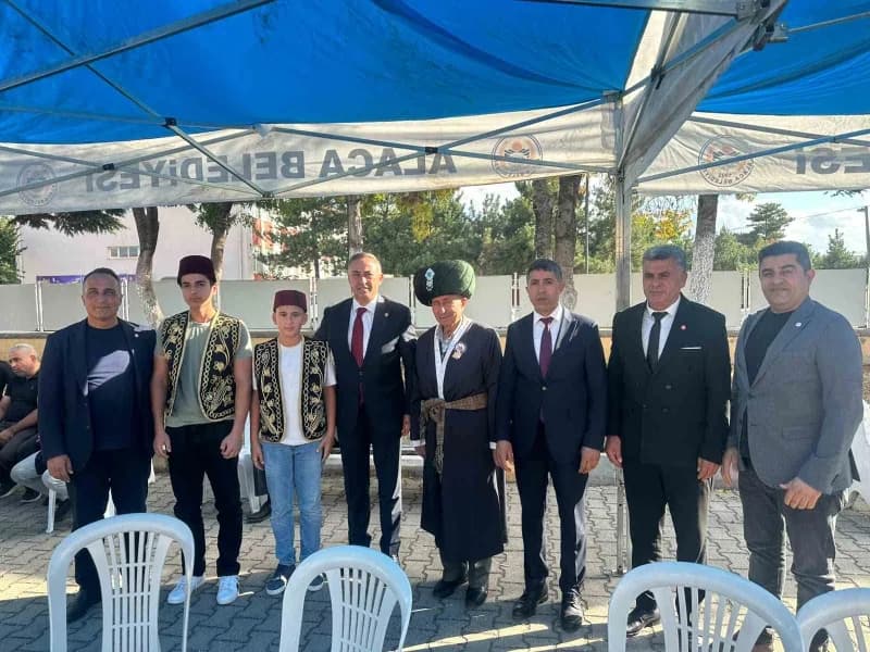 Çorum'un Alaca ilçesinde 39. Ahilik Haftası dolayısıyla düzenlenen törende, yılın ahisine kaftan giydirilirken, çıraklar