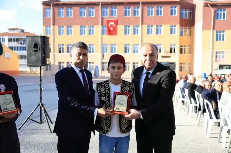 Belediye Başkanı Şerif Arslan, çıraklık yapan gence plaket takdim etti.