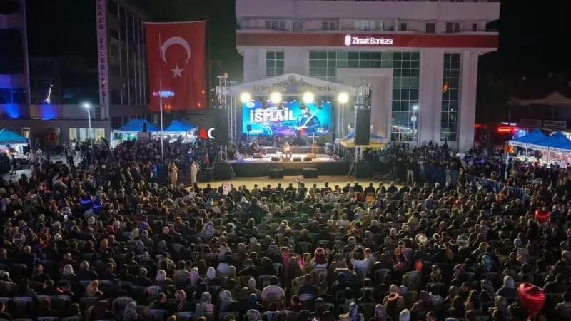 Çorum Alaca’da düzenlenen AlacaFest finalinde İsmail Altunsaray sahnede konser verirken kalabalık izleyici kitlesi