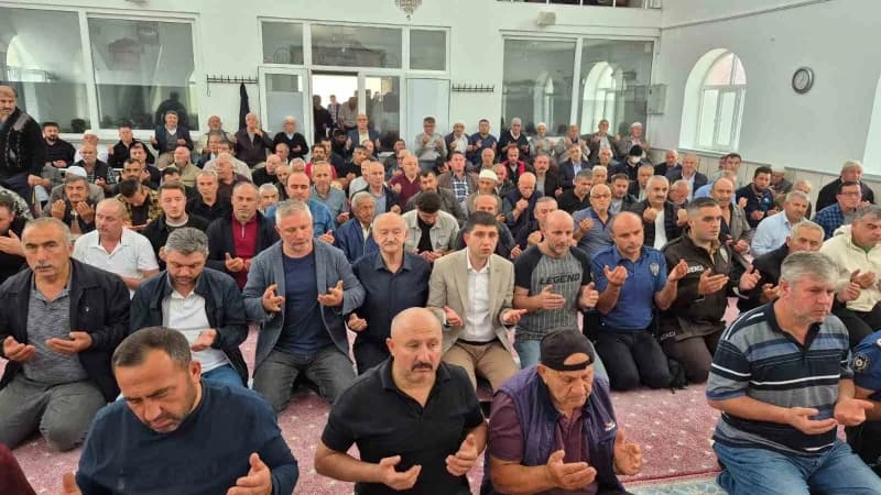 Samsun’un Alaçam ilçesinde Ahilik Haftası etkinlikleri kapsamında Sanayi Sitesi Fethi Kaya Camisi’nde cuma namazı öncesi