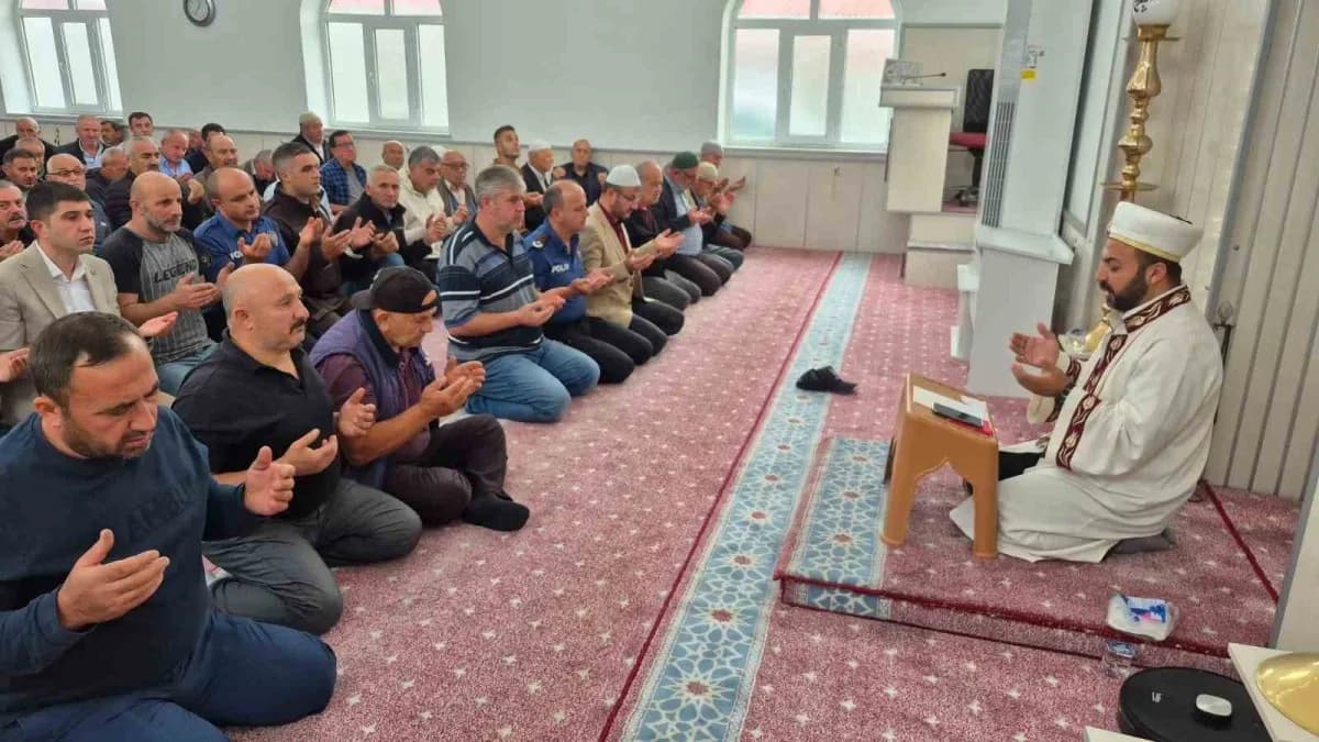 Samsun’un Alaçam ilçesinde Ahilik Haftası etkinlikleri kapsamında Sanayi Sitesi Fethi Kaya Camisi’nde cuma namazı öncesi