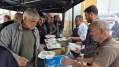 Alaçam’da Ahilik Haftası etkinliğinde sanayi esnafı ve cami cemaatine etli pilav ikramı yapılıyor