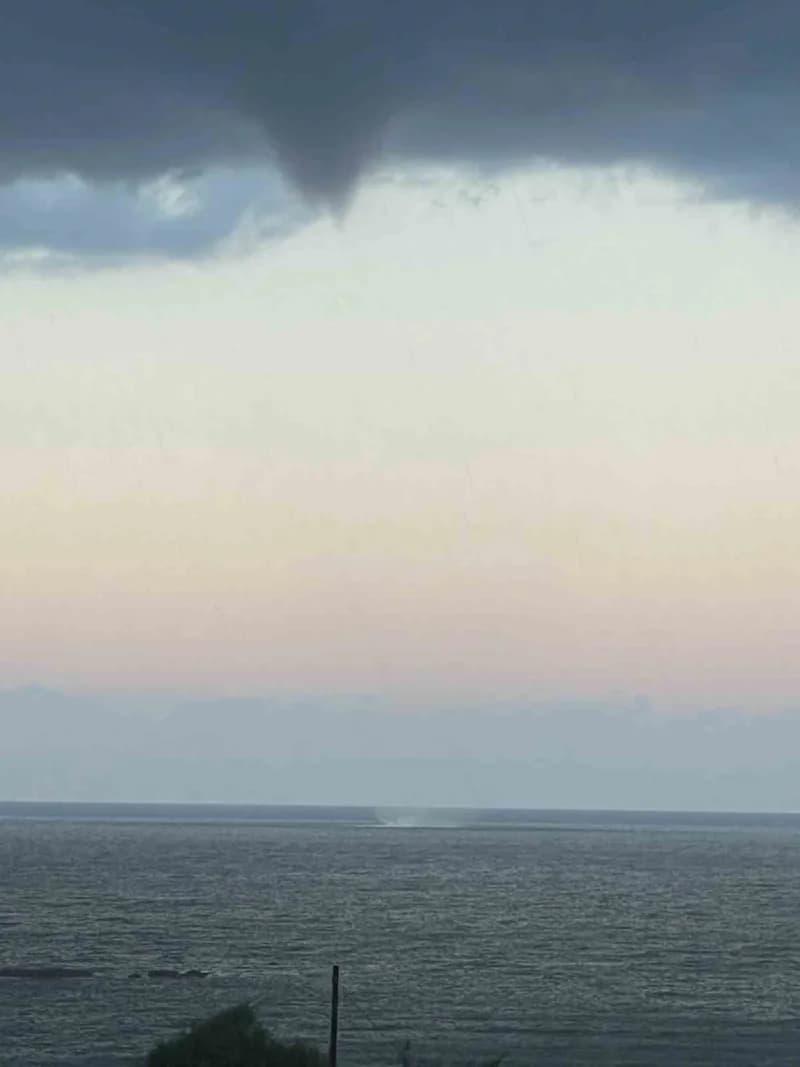 Meteoroloji 4. Bölge Müdürlüğünün sağanak yağış uyarısında bulunduğu Alanya’da fırtına etkili olurken, Avsallar Mahalles