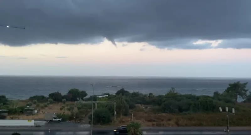 Meteoroloji 4. Bölge Müdürlüğünün sağanak yağış uyarısında bulunduğu Alanya’da fırtına etkili olurken, Avsallar Mahalles