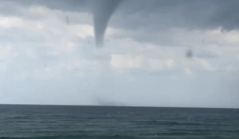 Antalya Alanya İncekum açıklarında deniz üzerinde oluşan hortum görüntüsü