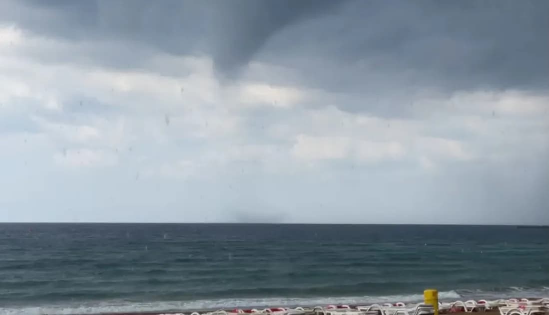 Antalya'nın Alanya ilçesinde sabah saatlerinde deniz üzerinde oluşan hortum, kısa süreli hareketliliğe neden oldu.