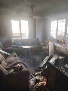 Alanya Kızlarpınarı Mahallesi’nde 5 katlı apartmanın en üst katındaki dairede çıkan yangın sonrası itfaiye ekipleri müda