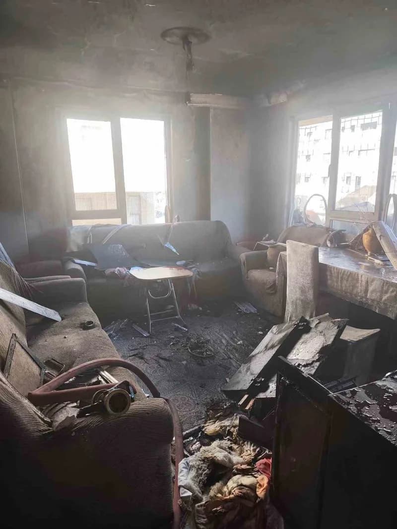 Alanya Kızlarpınarı Mahallesi’nde 5 katlı apartmanın en üst katındaki dairede çıkan yangın sonrası itfaiye ekipleri müda