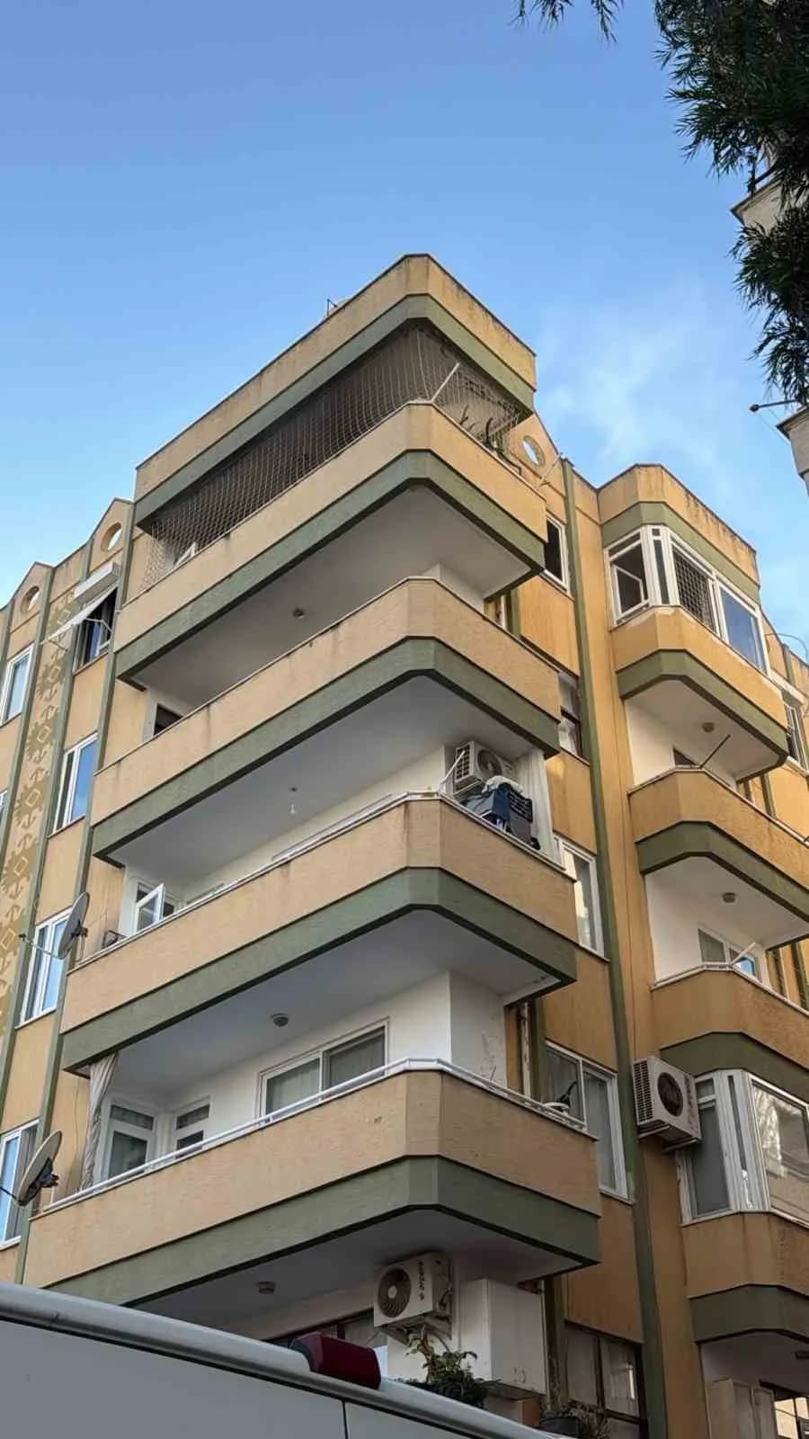 Antalya’nın Alanya ilçesinde 5 katlı apartmanın en üst katındaki dairede çıkan yangın, itfaiye ekiplerinin müdahalesiyle