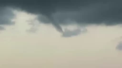 Alanya Avsallar Mahallesi İncekum sahilinde deniz üzerinde oluşan hortum görüntüsü